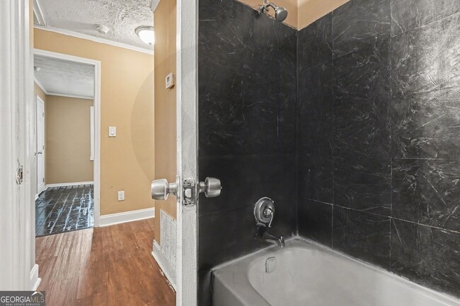 Building Photo - 1716 Lisbon Dr SW