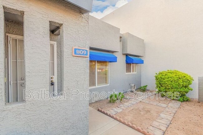Building Photo - 220 N 22nd Pl