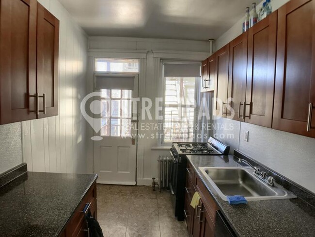 Building Photo - bedroom in Boston MA 02135