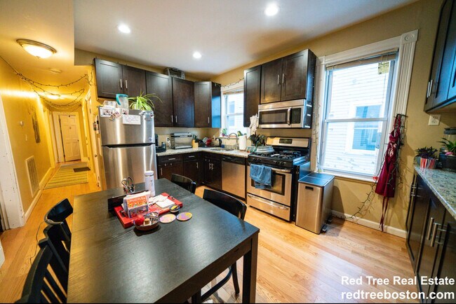 Building Photo - 35 Calumet St