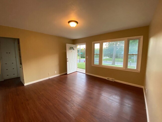 Building Photo - 1402/1404 Hillcrest Drive