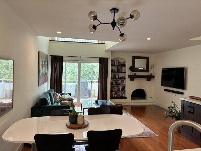 Building Photo - 10926 Bluffside Dr