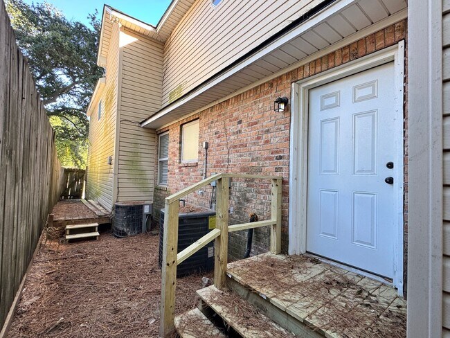 Building Photo - 627 W 2nd St