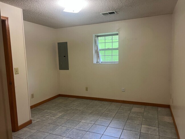 Building Photo - 2101 Marbleton Rd