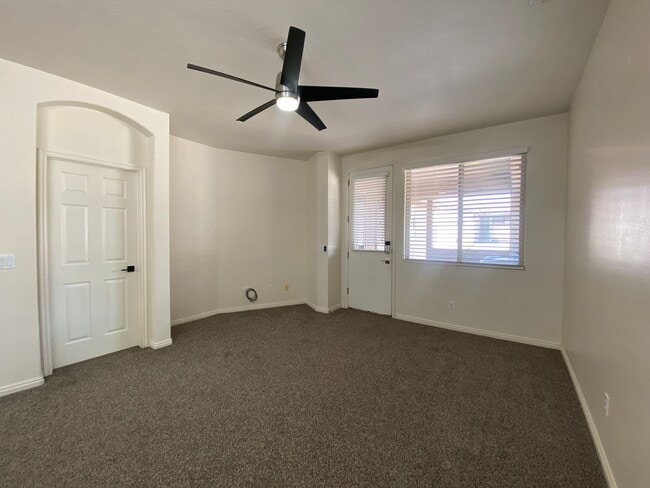 Building Photo - REMODELED TOWNHOME AVAILABLE FOR RENT