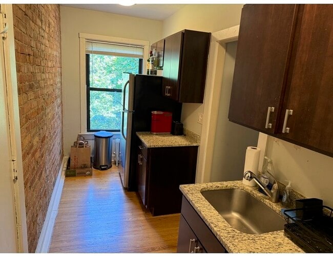 Building Photo - 915 W Schubert Ave