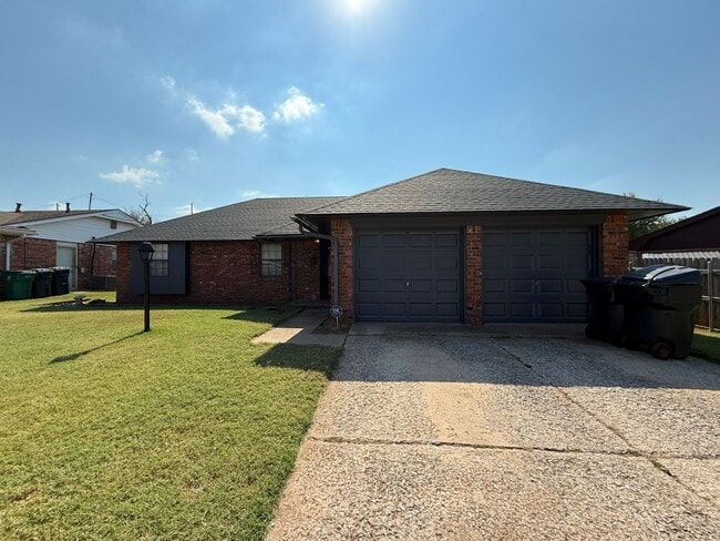 Building Photo - Massive 3BD/2BTH Home Minutes from the Highway.