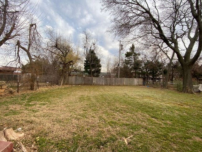 Building Photo - 1320 Campbell Rd