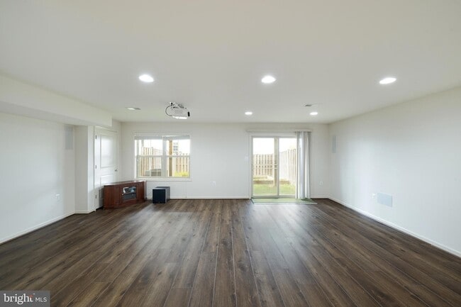Building Photo - 42557 Dreamweaver Dr