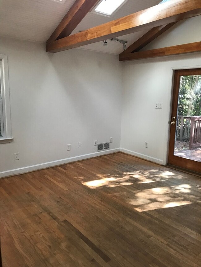 Building Photo - 1933 Kilburn Dr NE