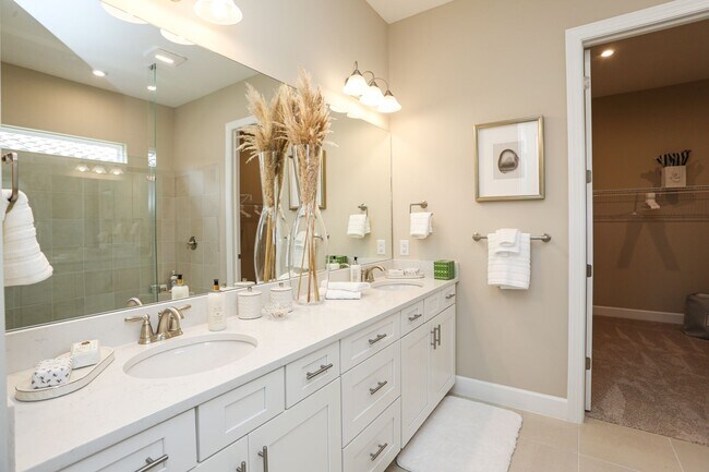 Building Photo - BRAND NEW** STUNNING POOL HOME**PROFESSIONALLY DECORATED**3 BEDS + DEN/ 3 FULL BATHS***ESPLANADE ...