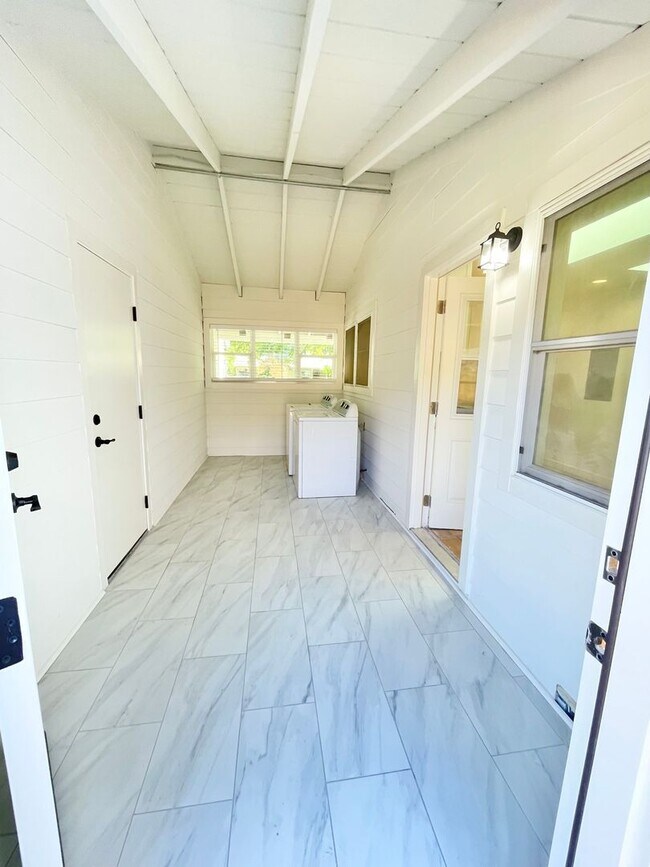 Building Photo - Beautiful Remodeled Calistoga Home