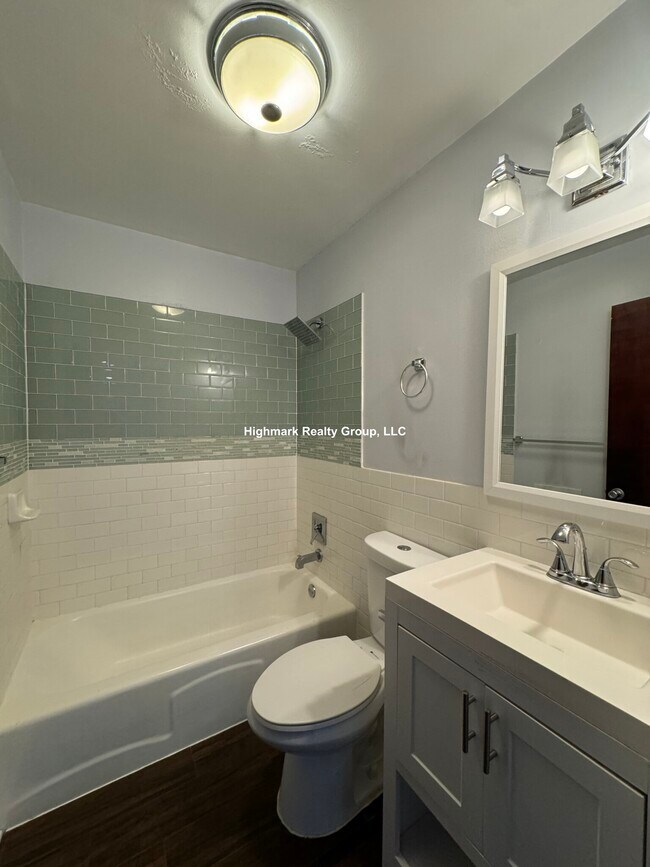 Building Photo - 3825 N Pine Grove Ave