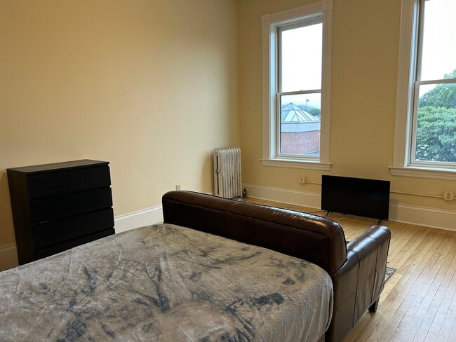 Building Photo - 101 Main St