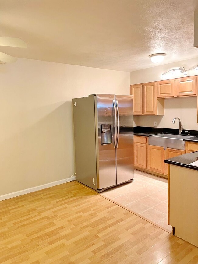 Building Photo - 3 Bed 1 Bath Unfurnished house in the Hear...