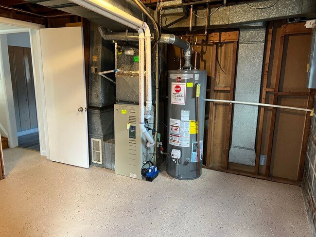 Building Photo - Lovely Split Level Close to Walter Reed, N...