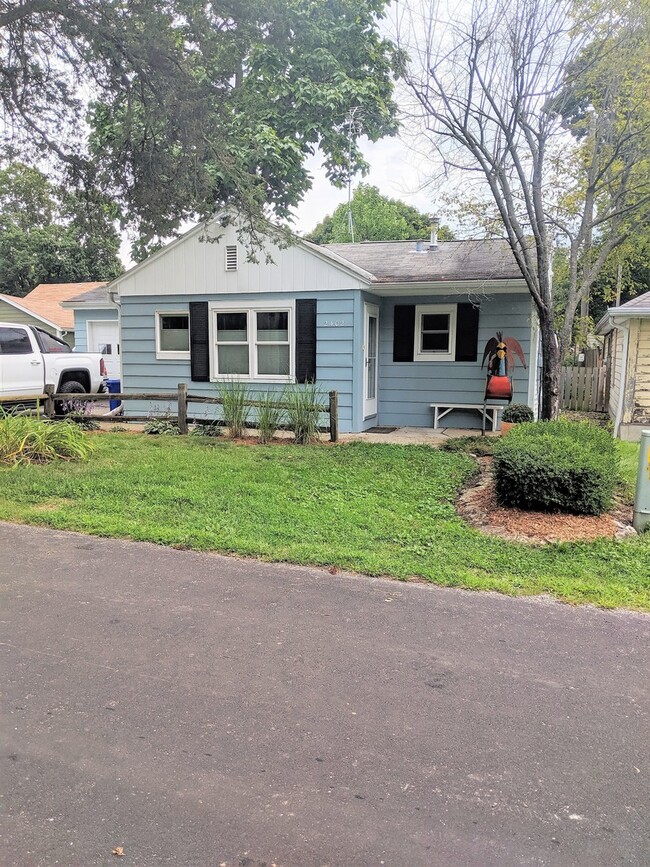 Building Photo - 2 Bedroom Remodeled Home with Lake Access