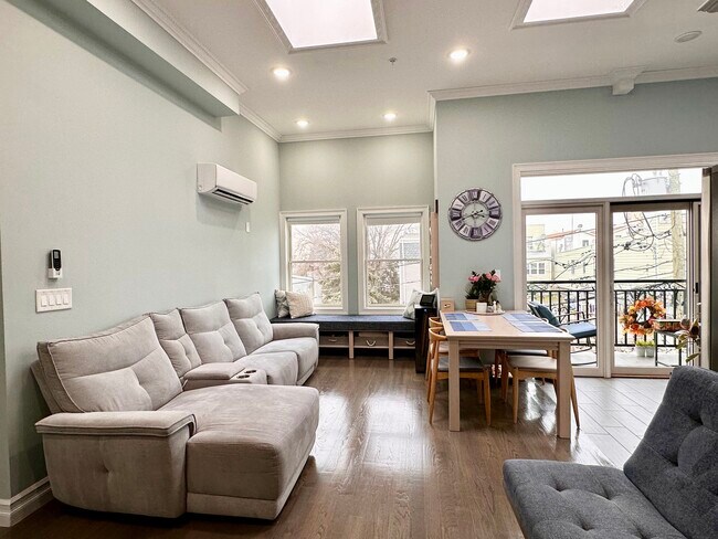 Building Photo - 37 Spruce St