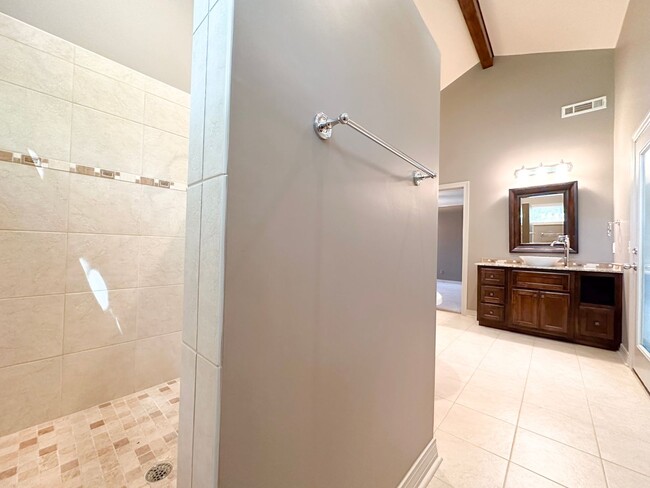 Building Photo - 3 Bedroom House: Walking Distance to Campu...