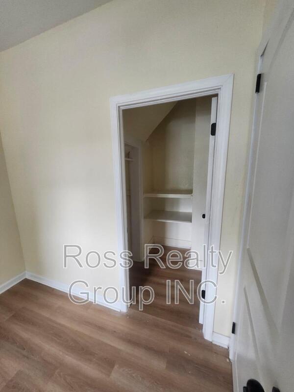 Building Photo - 653 Oswald St