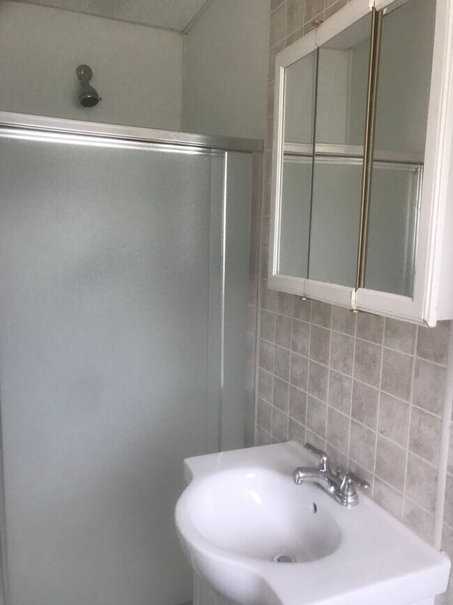 Building Photo - Spacious 3-Bedroom, 2-Bath First Floor  Ap...