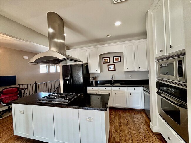 Building Photo - 919 W 15th St