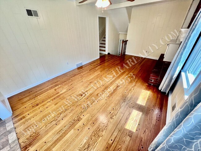 Building Photo - Lovely Home In Nall Hills-Available NOW!