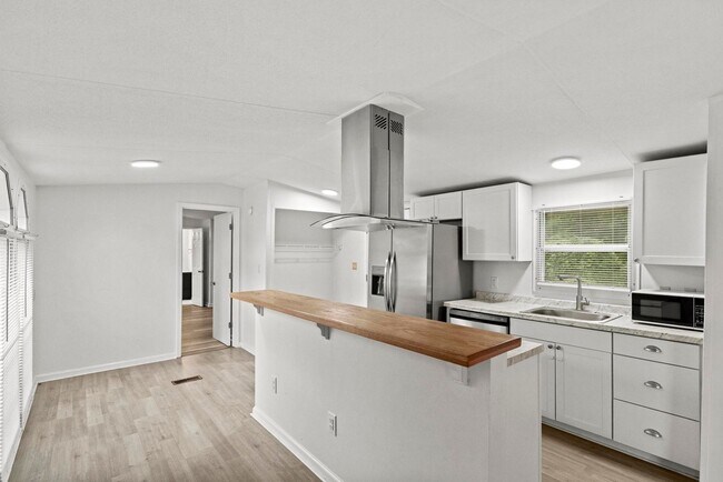Building Photo - 3 bedroom Available Now!