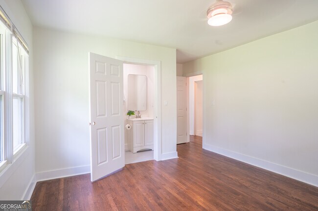 Building Photo - 2107 Garden Cir