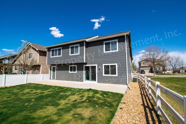 Building Photo - 3 bed, 3 bath Corner Lot in the Maple Hill...