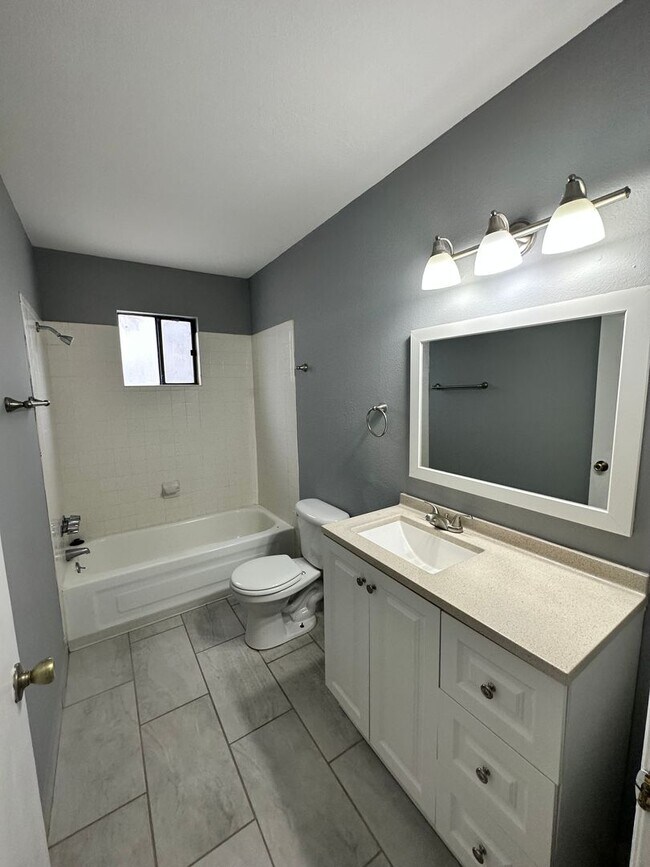 Building Photo - 3 Bedroom 2 Bathroom New flooring
