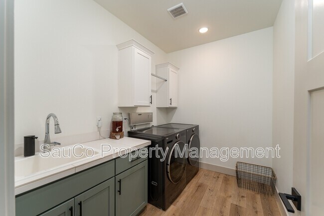 Building Photo - 35471 Portland View Dr
