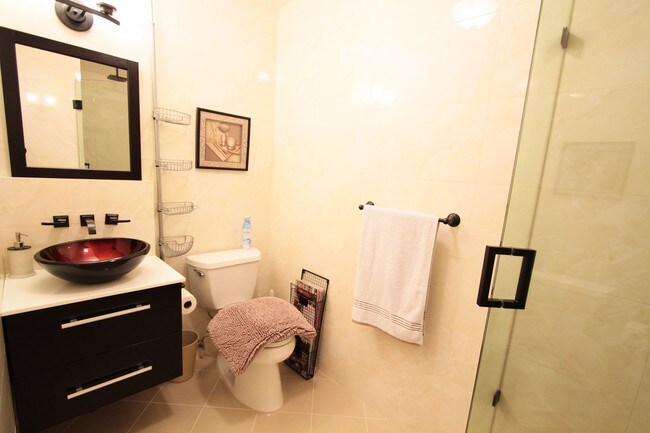 2nd bathroom, other view - 535 Esplanade