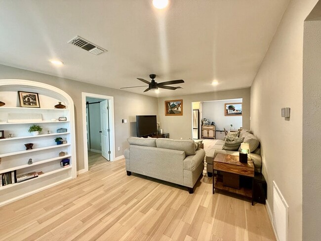 Building Photo - 200 Santa Rita Dr