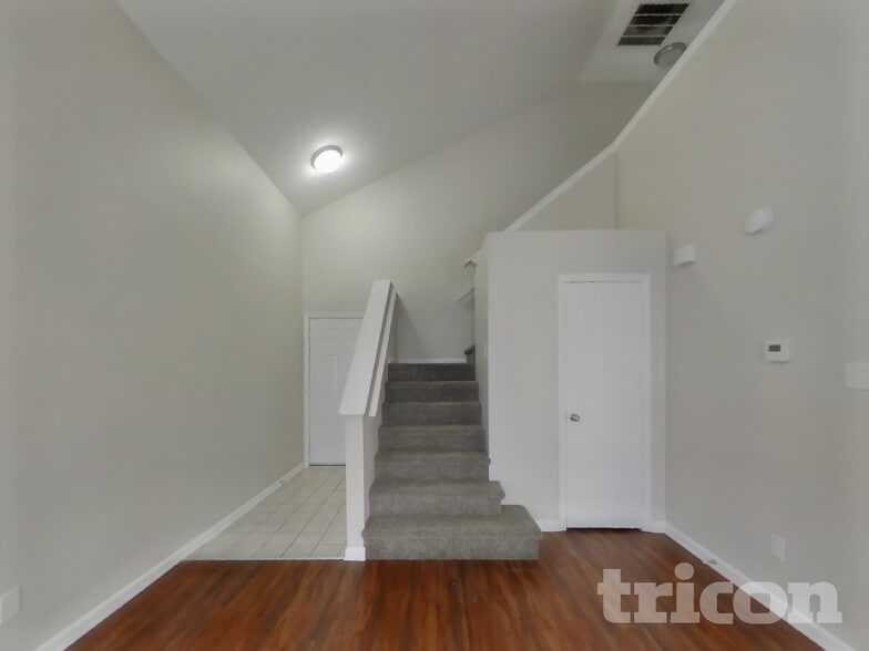 Building Photo - 1263 Crescent Dr