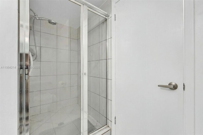 Building Photo - 2500 Parkview Dr