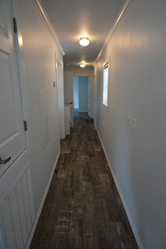 Building Photo - AVAILABLE 6/10/26 Adorable 2 bedroom cottage available long term off 30A! Huge screened in porch ...