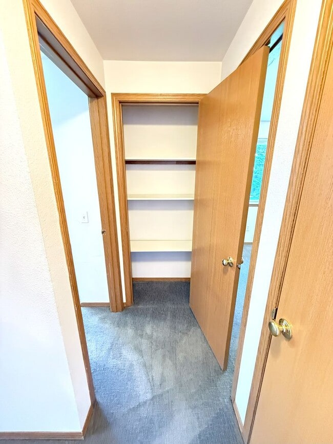 Building Photo - BONUS RENT SPECIAL! 3 Bed on Cul-de-sac with Great Backyard and Lawn Service!