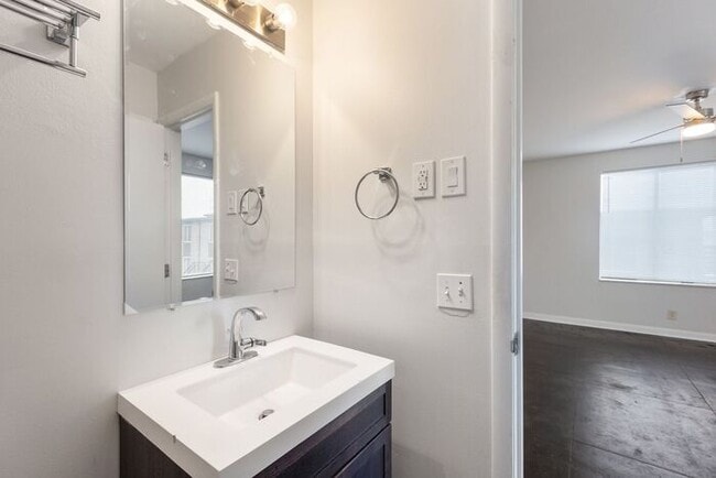 Building Photo - Prime Location 1 beroom-1 bathroom in Green Hills