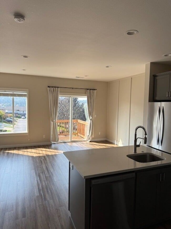 Building Photo - $500 OFF!! Newer South Salem Townhome - 2 ...