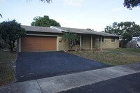 Building Photo - Great location close to parks and 595. les...