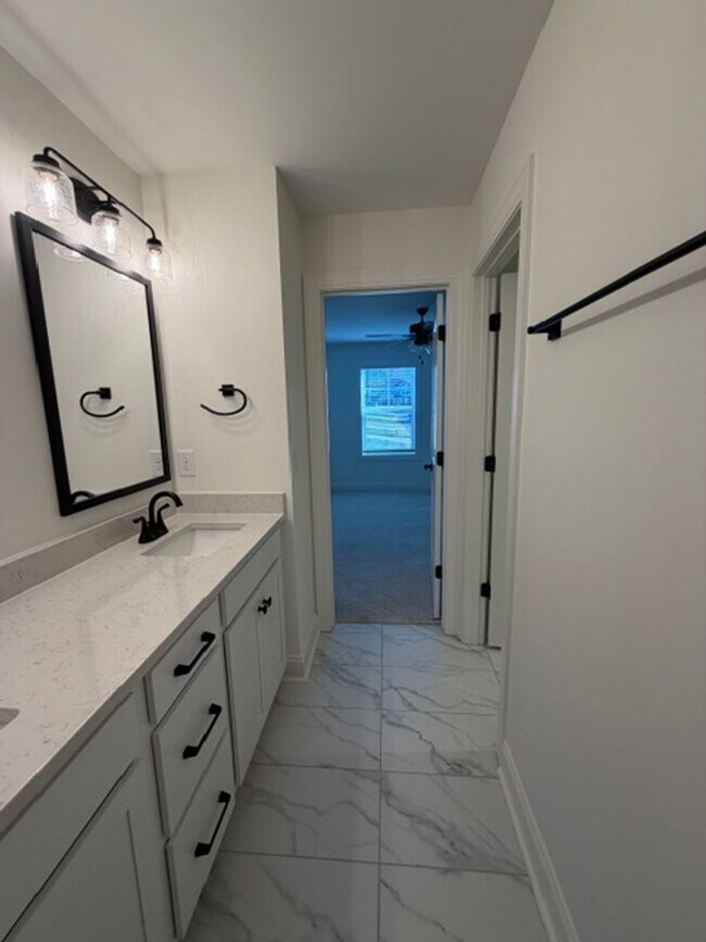 Building Photo - Maryville 37803 - 4 bedroom 3.5 bath - call Ed Johnson 865-924-5045