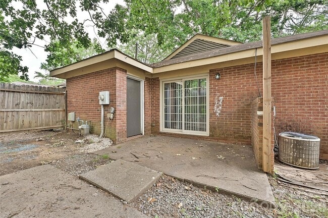 Building Photo - 8439 Country Oaks Rd