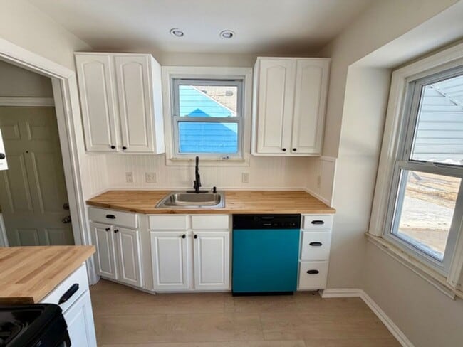 Building Photo - Three Bedroom Ranch home with a 1 and a half car garage. Very nice area. Call 313-429-3244 KPM De...