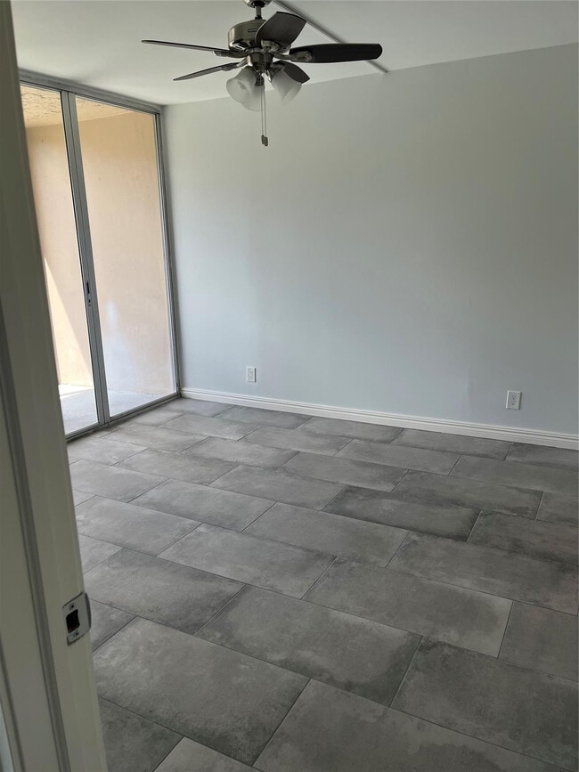 Building Photo - 9440 Live Oak Pl