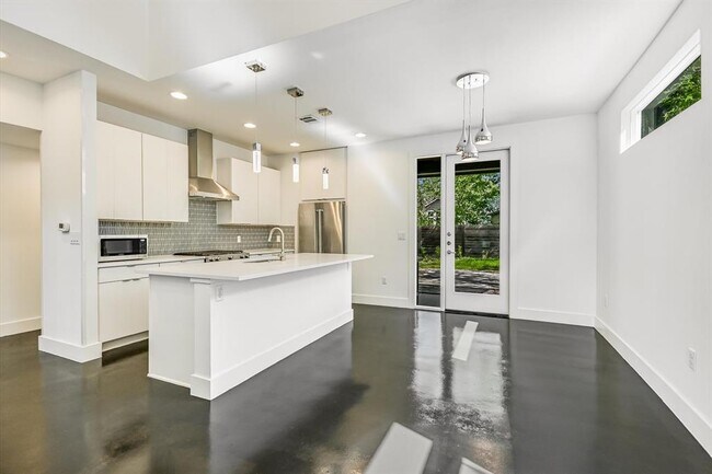 Building Photo - 1006 Payne Ave