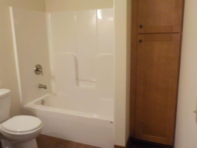 Building Photo - 3 Bedroom, 3 1/2 Bathroom Townhouse on Easterly Parkway