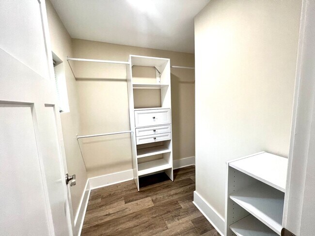 Building Photo - 933 - 320/322 Boggs Avenue