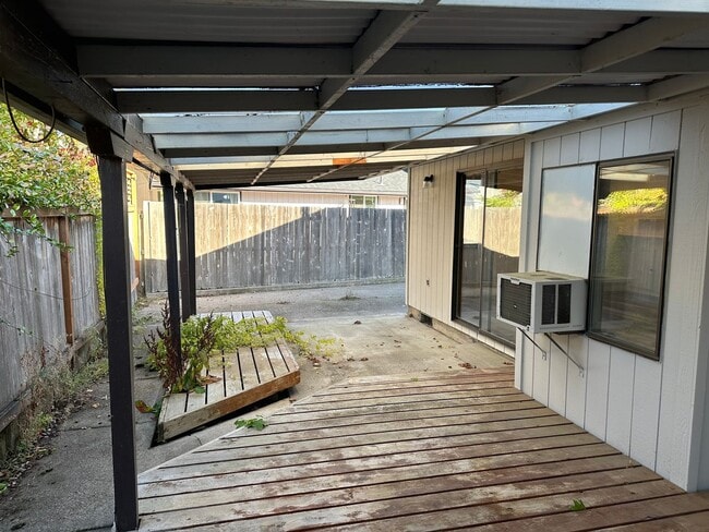 Building Photo - Updated 3 bedroom 1.5 bath house in Eugene!