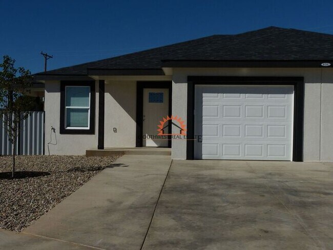 Primary Photo - Spacious 2 bedroom 2 bath Duplex.